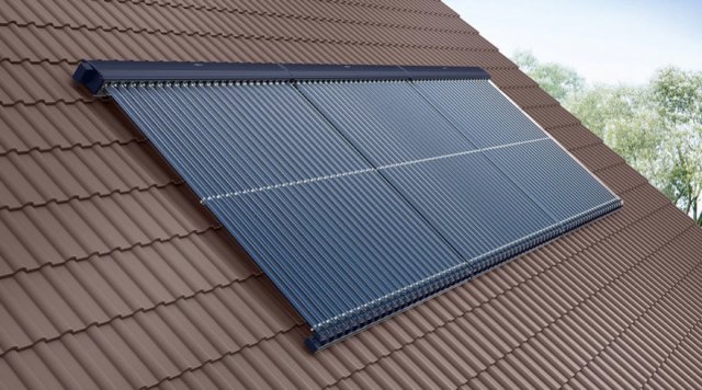 
Solární kolektory Vitosol 300 instalované na střeše domu. Tyto kolektory pracují na principu Heatpipe a vyznačují se vysokou účinností. Získávají teplo i z nepřímého (rozptýleného) slunečního světla, když je „pod mrakem“.
